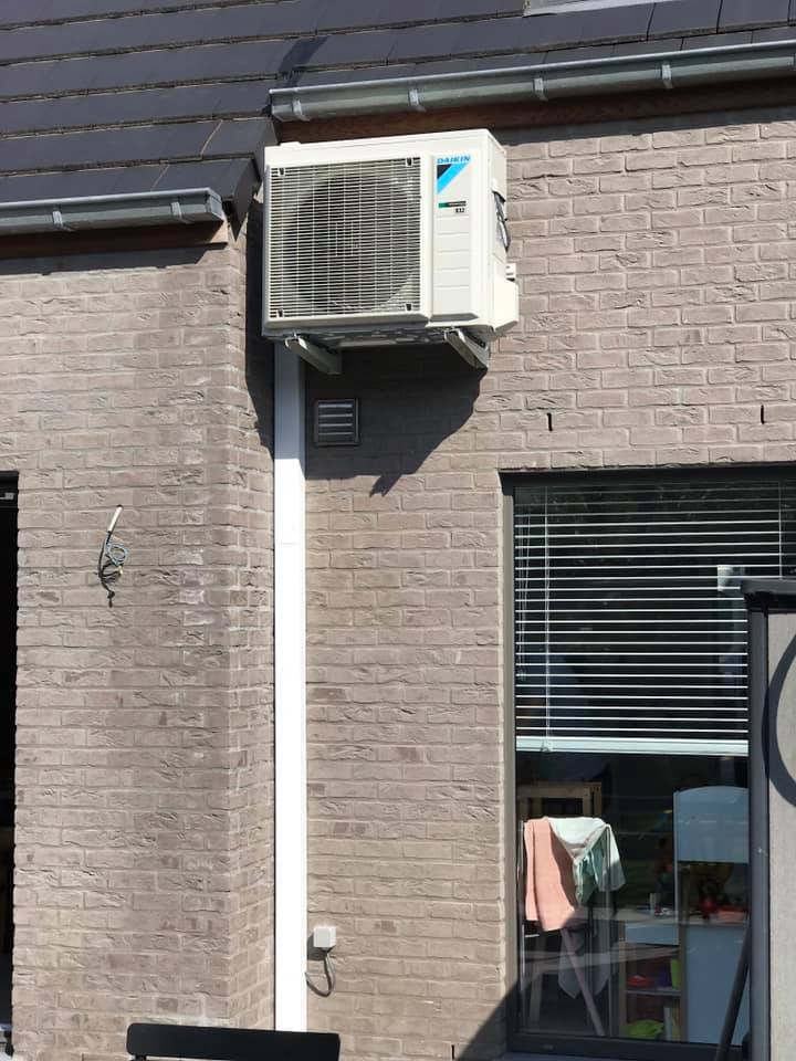 Airco buitenunit aan gevel