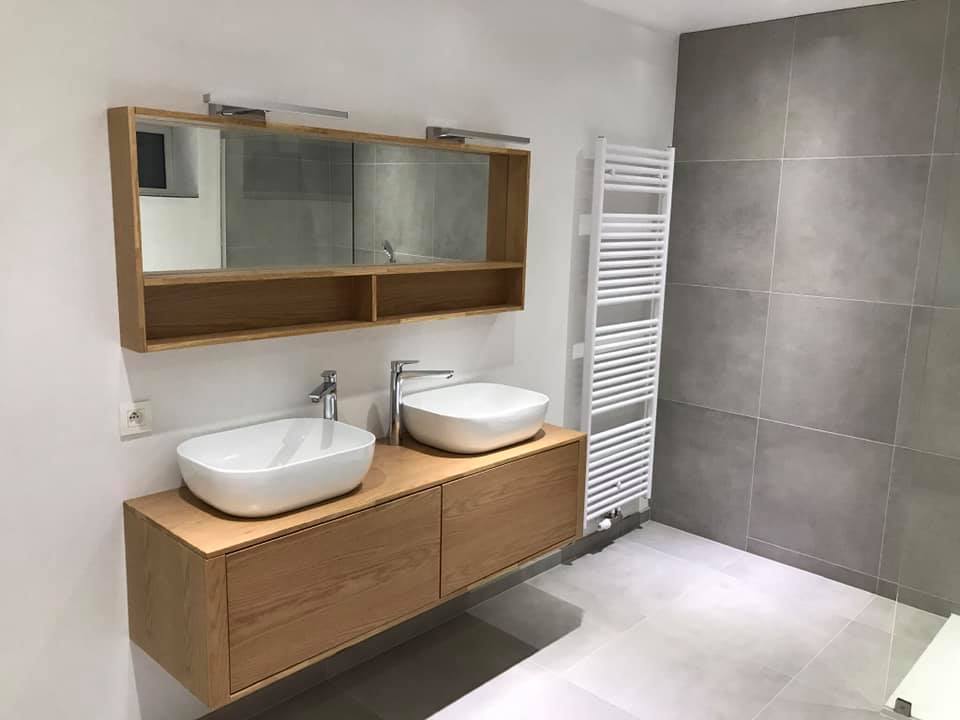 Badkamer met dubbele wastafel